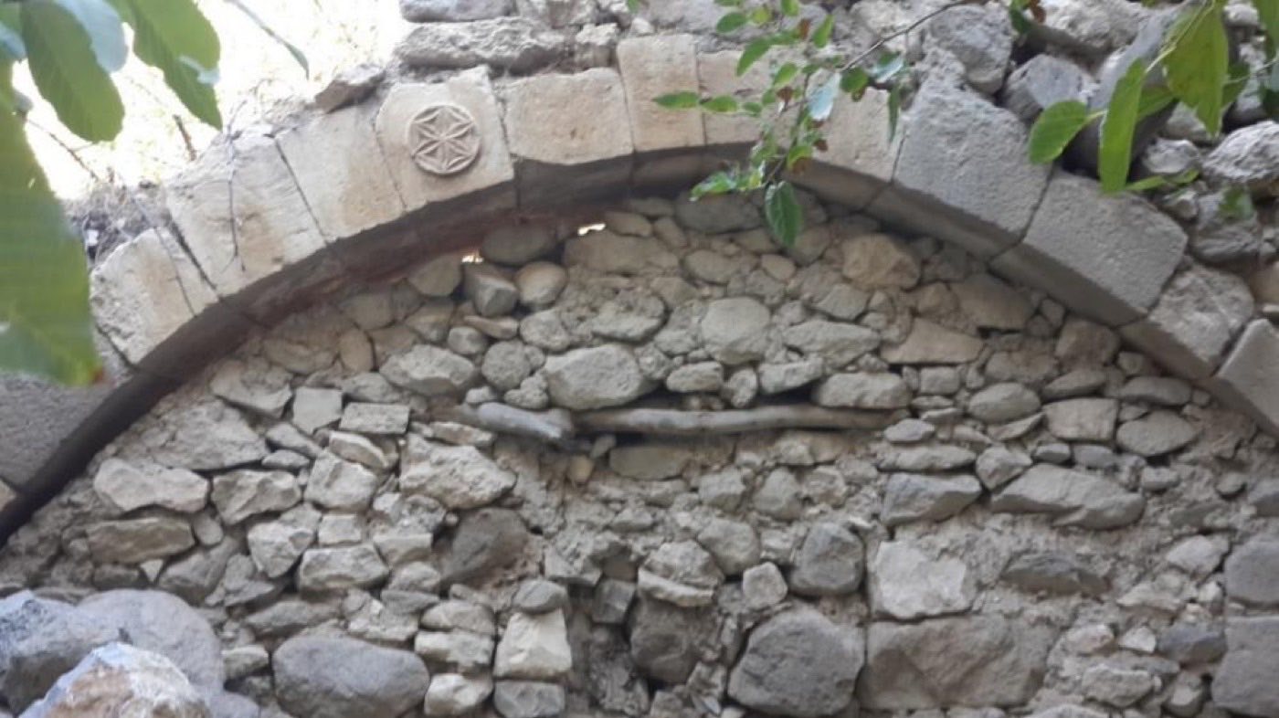 Rozet motifli taş kemer detayı