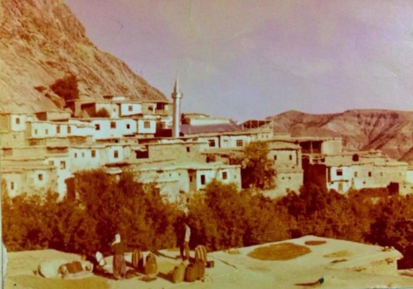 Ulukale köyünün eski hali — minare ve harman yeri