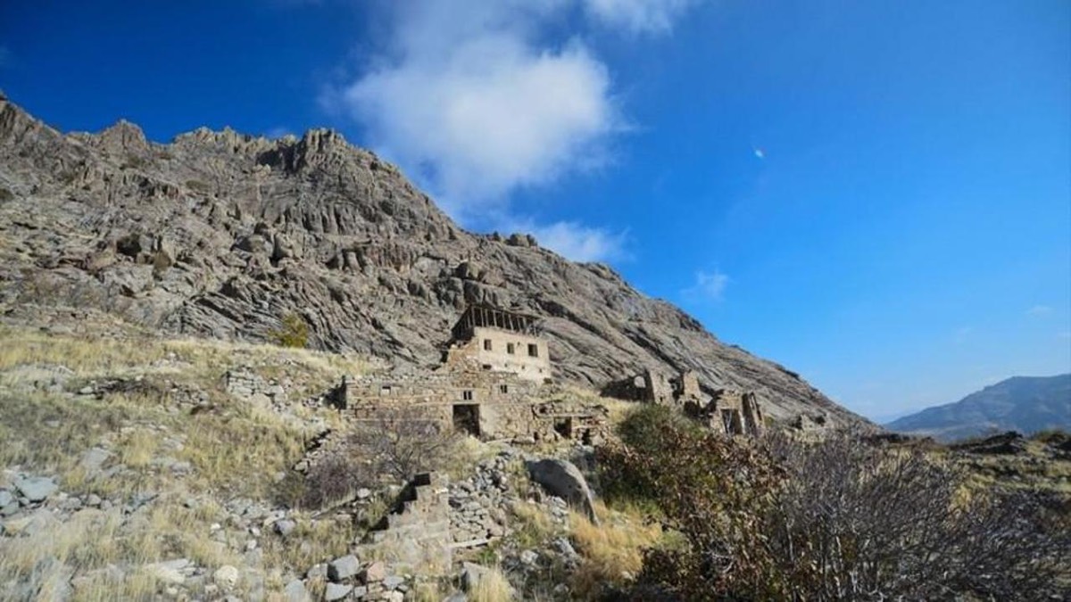 Old Ulukale village at the foot of the mountain